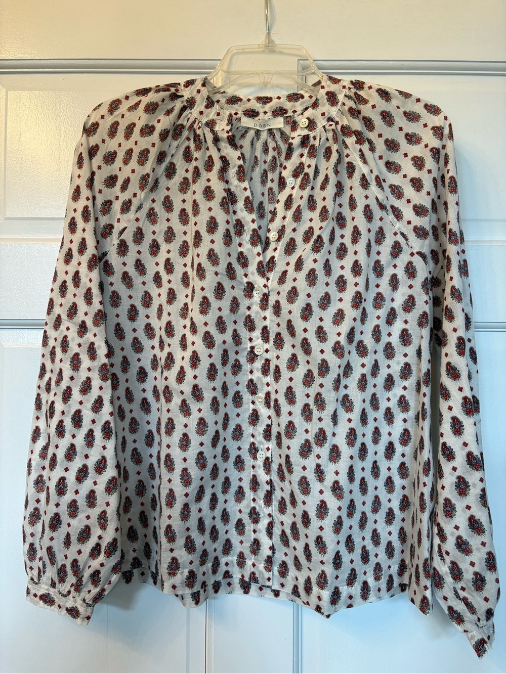 Doen women’s cream paisley button front blouse. Size small.
